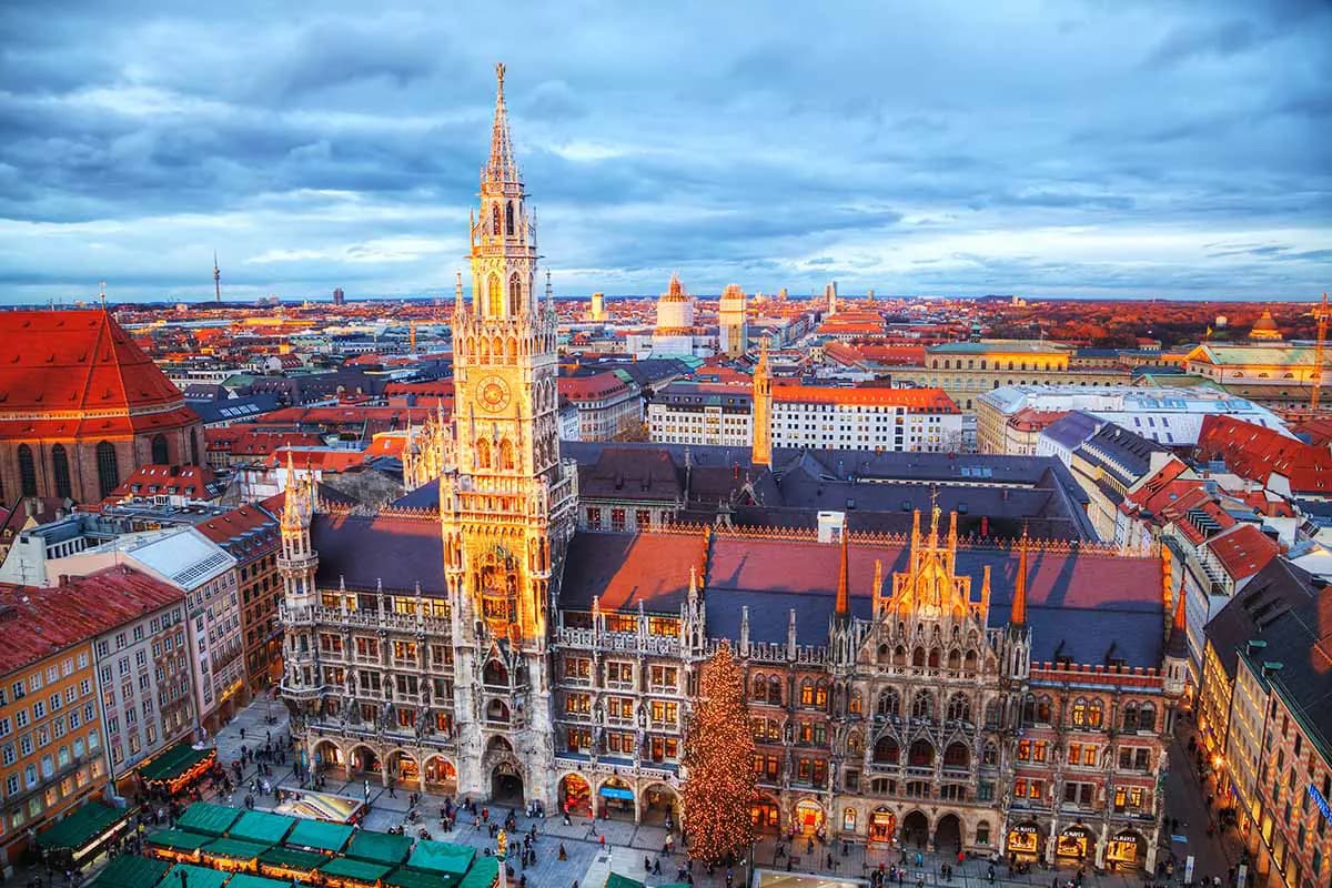 Vue aérienne de la place historique Marienplatz de Munich avec la tour illuminée de l'Hôtel de Ville néogothique et le marché de Noël